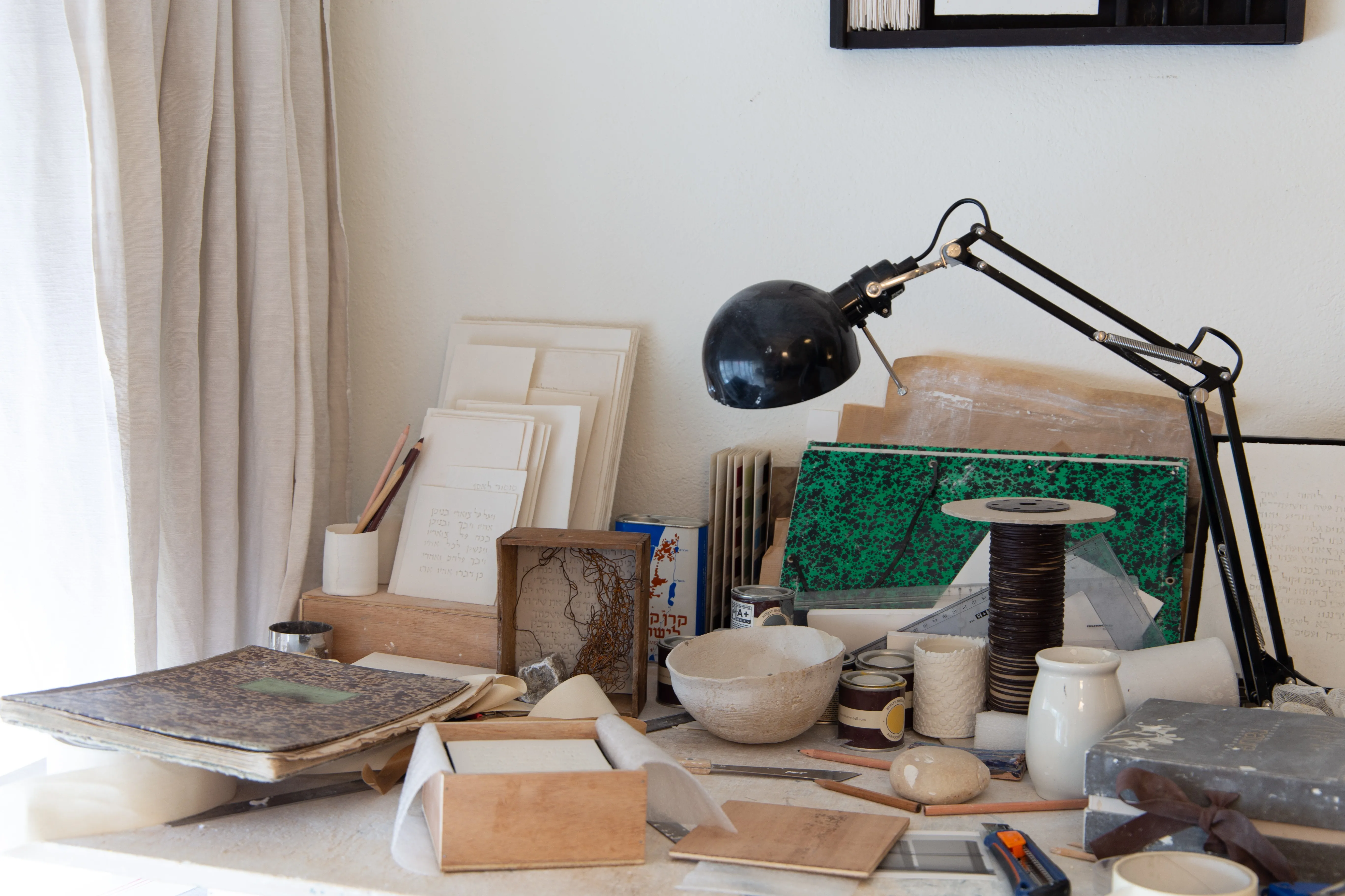 Elisabeth Raphael, her studio and her home, between Paris and Jerusalem (9/33)