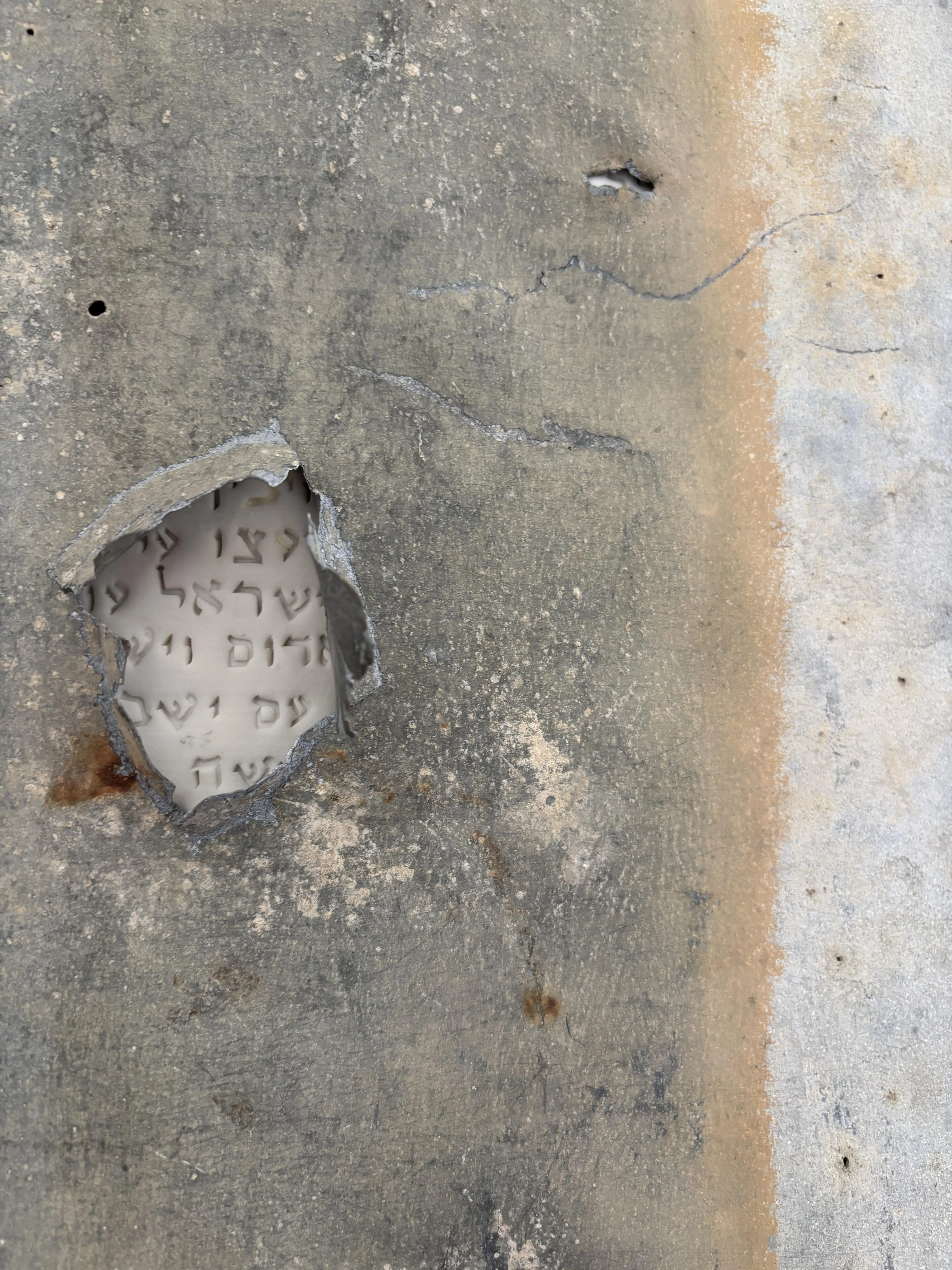 « THE HOSPITALITY OF THE BOOK » — sculpture céramique d’Elisabeth Raphael (14/27)
