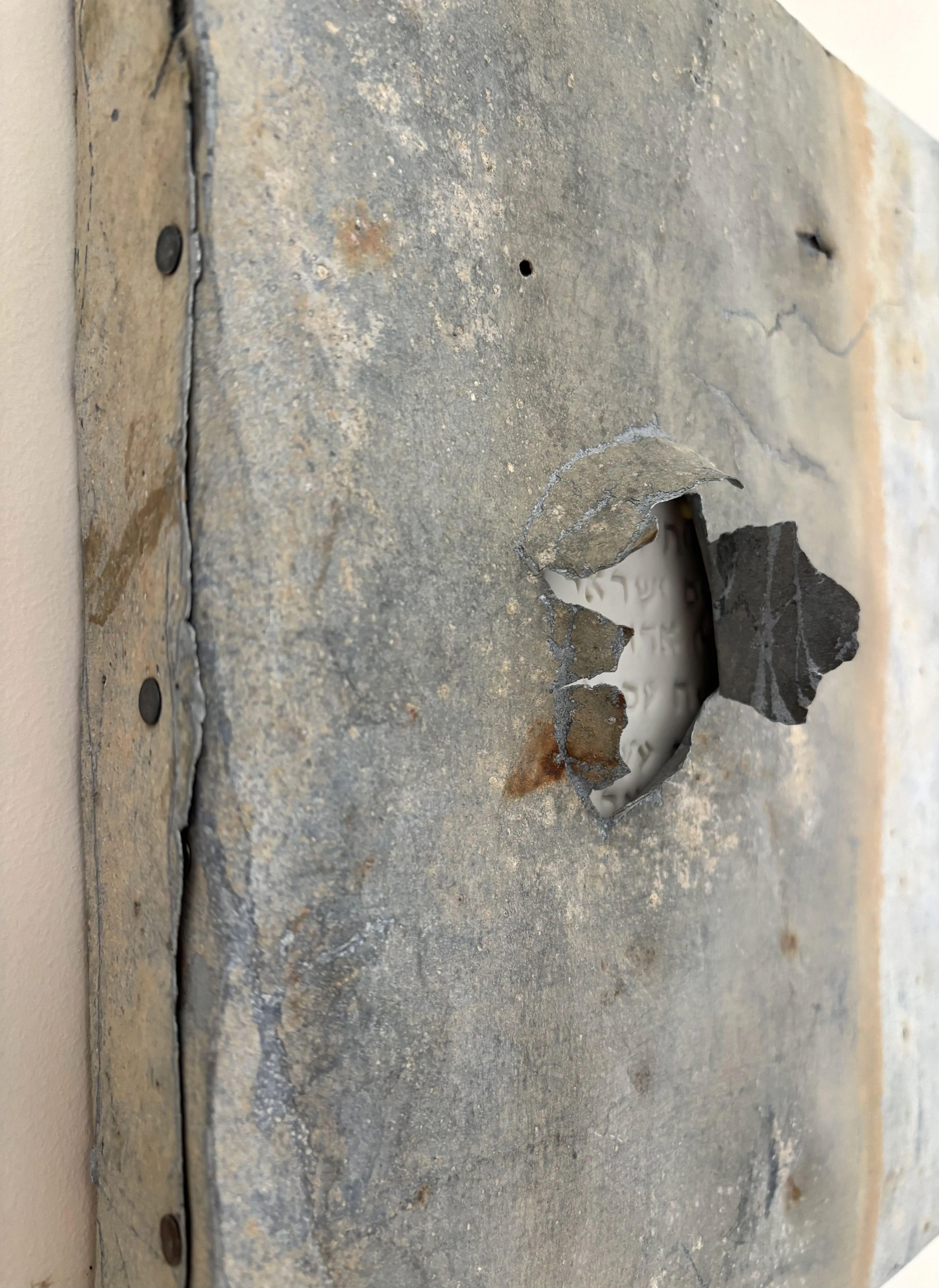 « THE HOSPITALITY OF THE BOOK » — sculpture céramique d’Elisabeth Raphael (15/27)
