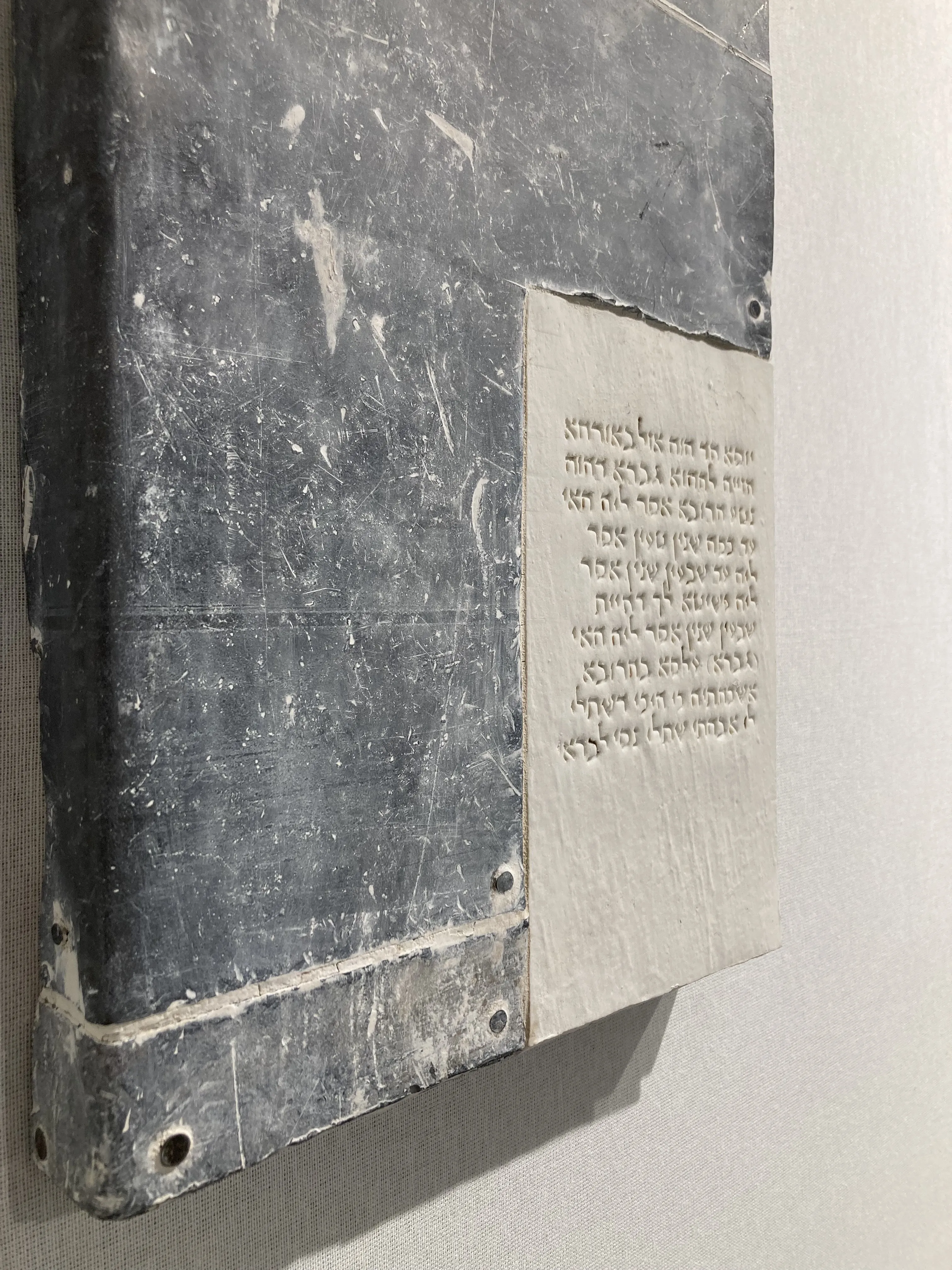 « THE HOSPITALITY OF THE BOOK » — sculpture céramique d’Elisabeth Raphael (20/27)